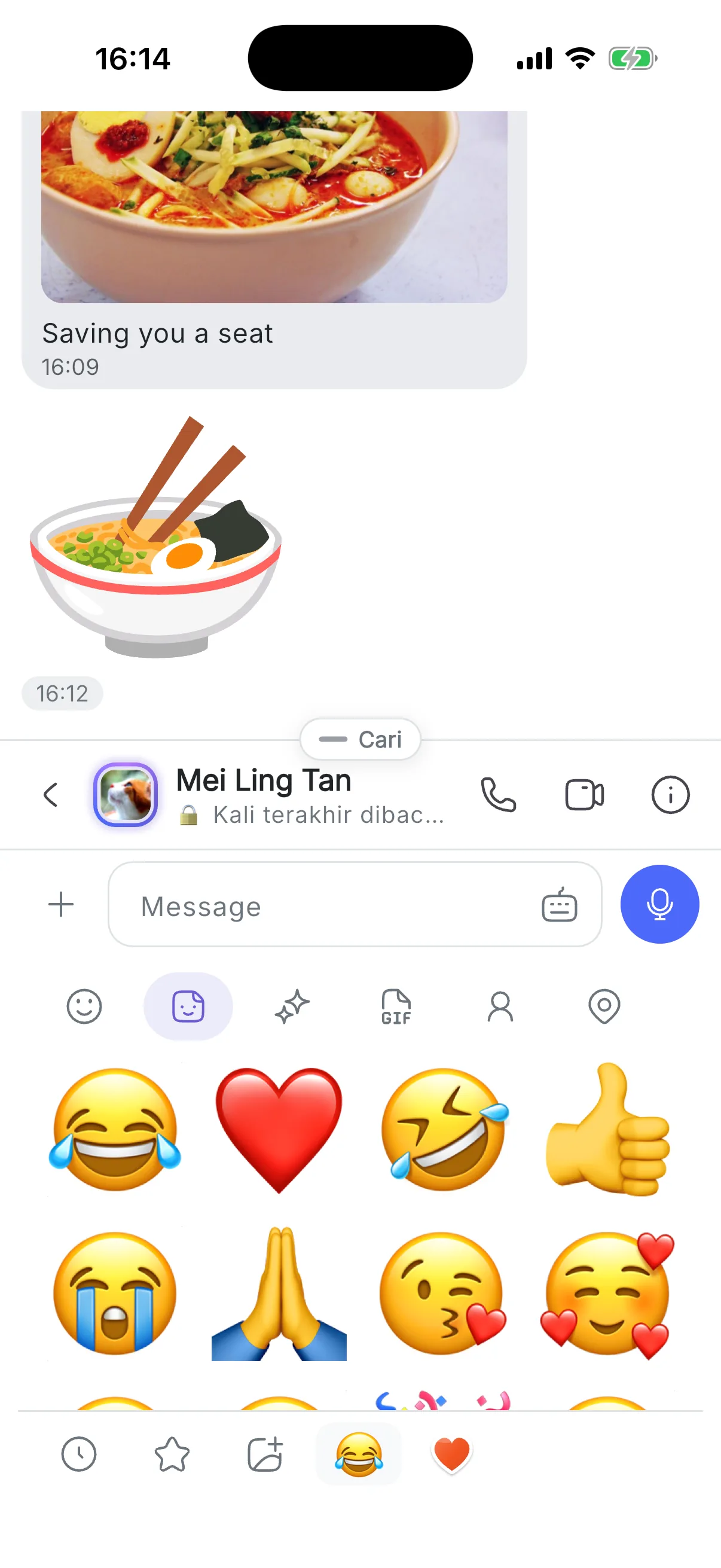 Dulang pelekat terbuka dalam sembang, penuh dengan emoji bergerak